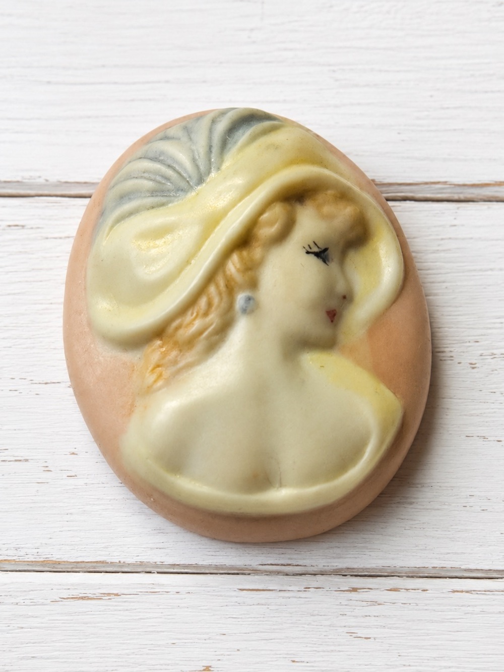 Vintage-Style Cameo Brooch in Cream and Peach